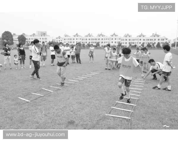 启航哥哥带领队员奋勇拼搏 赢得足球比赛胜利 展现团队精神与体育风采